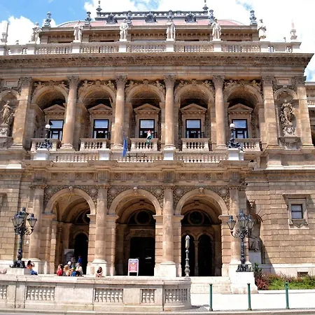 Superior Design Studio Near The Opera House Appartamento